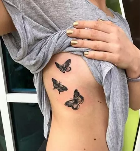 Tattoo cu fluturi (74 fotografii): Valoarea tatuajelor și exemple de schițe, tatuaj la îndemână și pe picior, pe partea inferioară și pe spate, pe gât și în alte zone, tatuaj mic și mare 13730_53