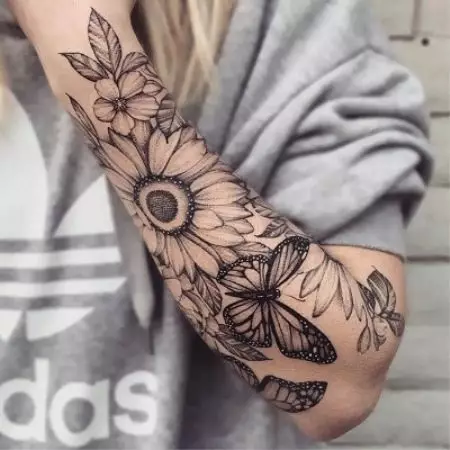 Tattoo met vlinders (74 foto's): de waarde van tatoeages en voorbeelden van schetsen, tatoeage bij de hand en op de voet, op de onderrug en op de achterkant, op de nek en in andere gebieden, kleine en grote tatoeage 13730_57