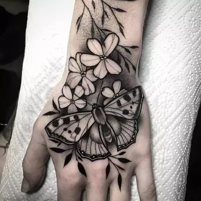 Tatuatge amb papallones (74 fotos): El valor dels tatuatges i exemples de dibuixos, tatuatge a la mà i al peu, a la part posterior inferior i en la part posterior, al coll i en altres àrees, petits i grans tatuatges 13730_60