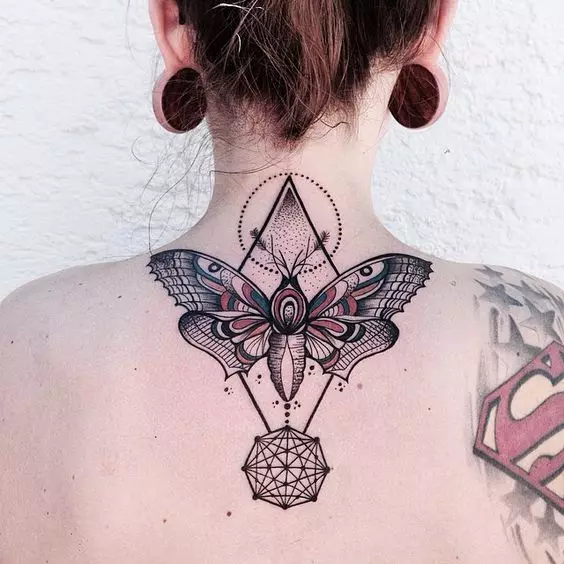 Tattoo cu fluturi (74 fotografii): Valoarea tatuajelor și exemple de schițe, tatuaj la îndemână și pe picior, pe partea inferioară și pe spate, pe gât și în alte zone, tatuaj mic și mare 13730_62