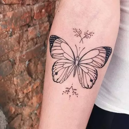 Tatuatge amb papallones (74 fotos): El valor dels tatuatges i exemples de dibuixos, tatuatge a la mà i al peu, a la part posterior inferior i en la part posterior, al coll i en altres àrees, petits i grans tatuatges 13730_65