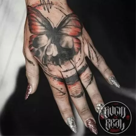 Tatuaje con mariposas (74 fotos): el valor de los tatuajes y ejemplos de bocetos, tatuaje a mano y en el pie, en la parte inferior de la espalda y en la parte posterior, en el cuello y en otras áreas, pequeño y grande tatuaje 13730_66