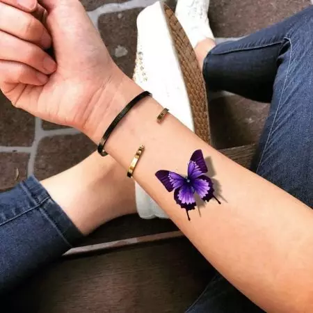 Tatuatge amb papallones (74 fotos): El valor dels tatuatges i exemples de dibuixos, tatuatge a la mà i al peu, a la part posterior inferior i en la part posterior, al coll i en altres àrees, petits i grans tatuatges 13730_68