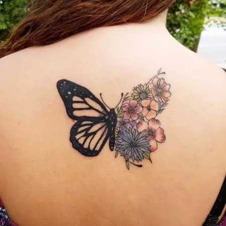 Tatuatge amb papallones (74 fotos): El valor dels tatuatges i exemples de dibuixos, tatuatge a la mà i al peu, a la part posterior inferior i en la part posterior, al coll i en altres àrees, petits i grans tatuatges 13730_72