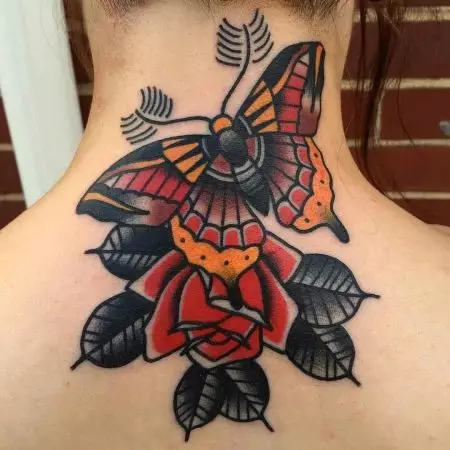Tatuagem com borboletas (74 fotos): o valor das tatuagens e exemplos de esboços, tatuagem na mão e no pé, na parte inferior das costas e nas costas, no pescoço e em outras áreas, pequena e grande tatuagem 13730_73