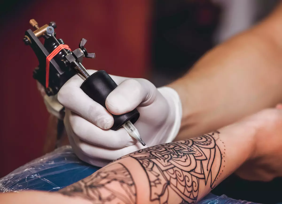 Goiko tatuajea (46 argazki): Emakumeentzako tatuaje freskoenak eta gizonezkoentzako tatuaje aldapatsuenak, irudien zirriborroak 13735_45