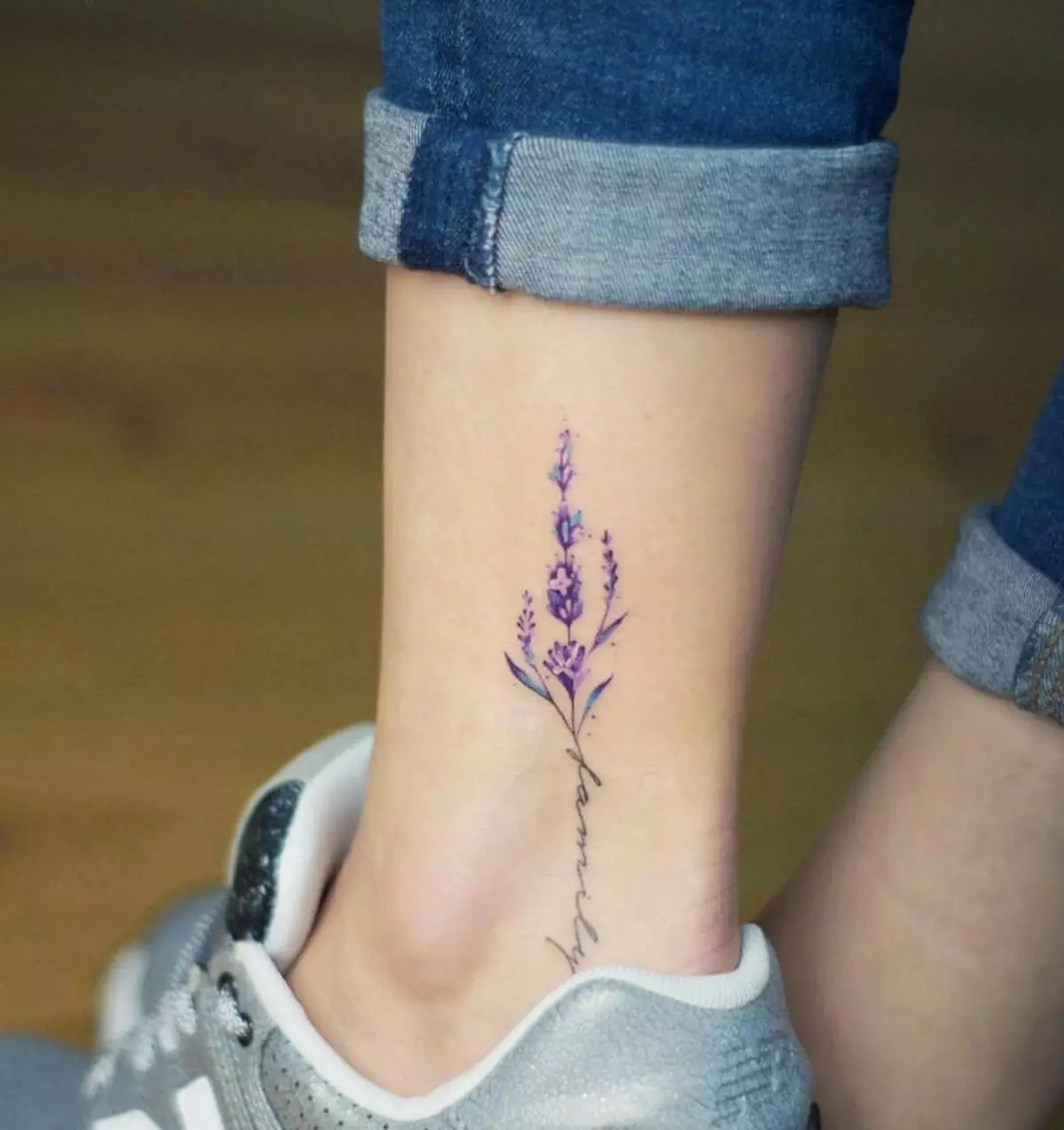 Ankle tattoo (102 fotografije): Skice za dekleta na gležnju, majhne tetovaže v obliki napisov na gležnju in drugih 13740_18
