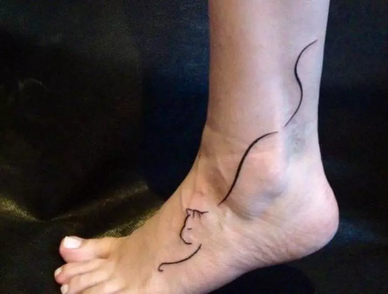Kyçin e këmbës (102 foto): skica për vajzat në kyçin e këmbës, tatuazhet e vogla në formën e mbishkrimeve në kyçin e këmbës dhe të tjerëve 13740_36