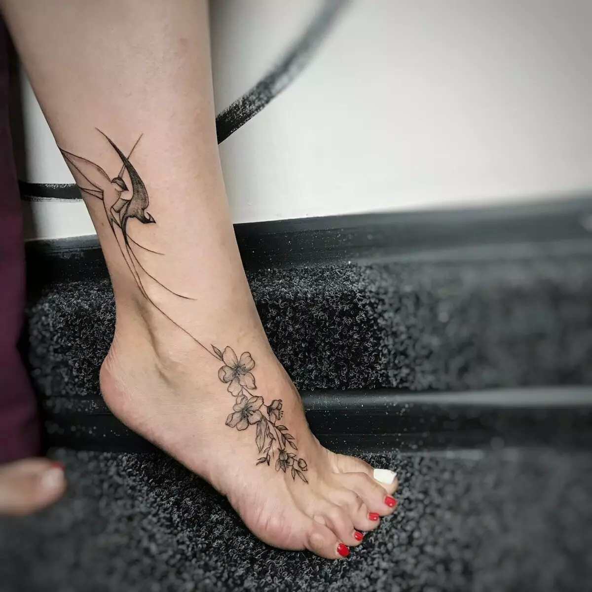 Tattoo αστραγάλου (102 φωτογραφίες): Σκίτσα για τα κορίτσια στον αστράγαλο, τα μικρά τατουάζ με τη μορφή επιγραφών στον αστράγαλο και άλλους 13740_79
