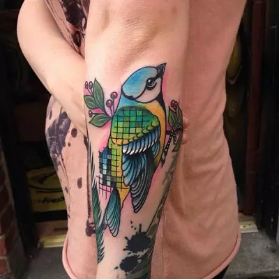 Tattoo me zogjtë (76 foto): Vlera dhe skica. Tatuazhe në qafë dhe në klavikulën e vajzave, në gjoks dhe mbi supet, në pjesën e prapme dhe këmbën, në lopatë dhe në pjesë të tjera të trupit 13741_13