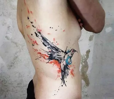 Tatuaje con pájaros (76 fotos): Valor y bocetos. Tatuajes en el cuello y en la clavícula de las niñas, en el pecho y sobre los hombros, en la parte posterior y la pierna, en la pala y en otras partes del cuerpo. 13741_15