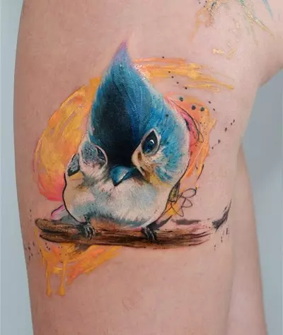 Tattoo me zogjtë (76 foto): Vlera dhe skica. Tatuazhe në qafë dhe në klavikulën e vajzave, në gjoks dhe mbi supet, në pjesën e prapme dhe këmbën, në lopatë dhe në pjesë të tjera të trupit 13741_18