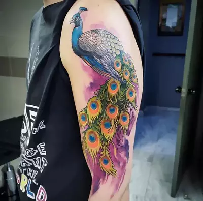 Tattoo me zogjtë (76 foto): Vlera dhe skica. Tatuazhe në qafë dhe në klavikulën e vajzave, në gjoks dhe mbi supet, në pjesën e prapme dhe këmbën, në lopatë dhe në pjesë të tjera të trupit 13741_21