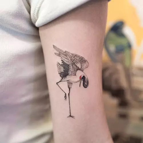 Tattoo ar putniem (76 fotogrāfijas): vērtība un skices. Tetovējumi uz kakla un meiteņu klaviera, uz krūtīm un uz pleciem, uz muguras un kājas, uz lāpstas un uz citām ķermeņa daļām 13741_25