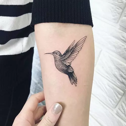 Tattoo me zogjtë (76 foto): Vlera dhe skica. Tatuazhe në qafë dhe në klavikulën e vajzave, në gjoks dhe mbi supet, në pjesën e prapme dhe këmbën, në lopatë dhe në pjesë të tjera të trupit 13741_36