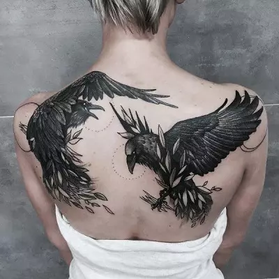 Tatuaje con pájaros (76 fotos): Valor y bocetos. Tatuajes en el cuello y en la clavícula de las niñas, en el pecho y sobre los hombros, en la parte posterior y la pierna, en la pala y en otras partes del cuerpo. 13741_39