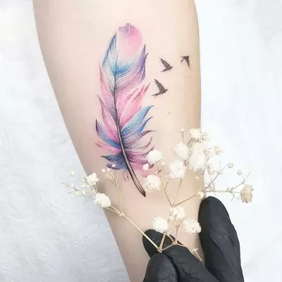 Tattoo met vogels (76 foto's): waarde en schetsen. Tatoeages op de nek en op het sleutelbeen van meisjes, op de borst en op de schouders, aan de achterkant en het been, op de schop en op andere delen van het lichaam 13741_40