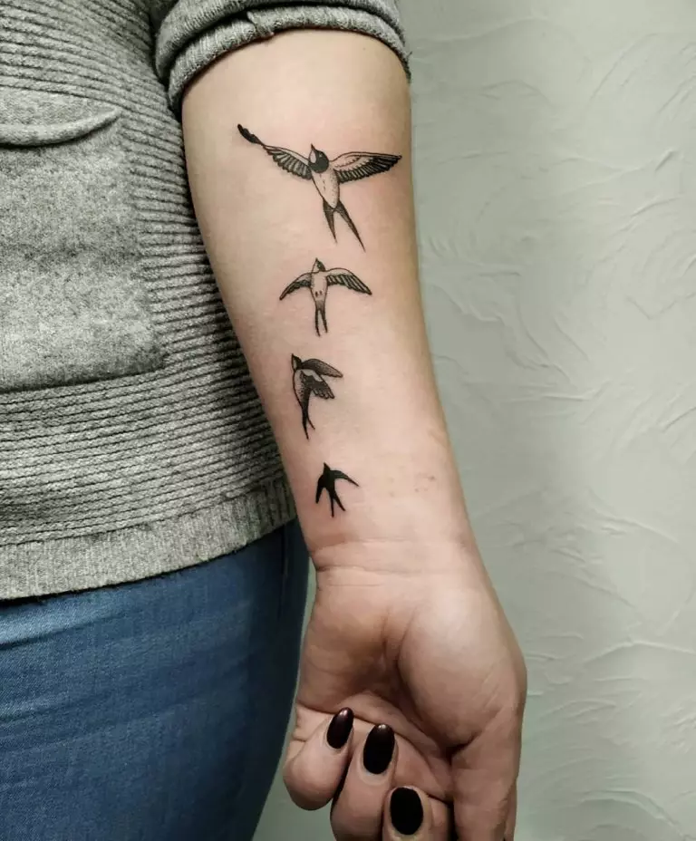 Tatuaxe con aves (76 fotos): valor e bocetos. Tatuaxes no pescozo e na clavícula das nenas, no peito e nos ombreiros, na parte traseira e na perna, na pala e noutras partes do corpo 13741_44