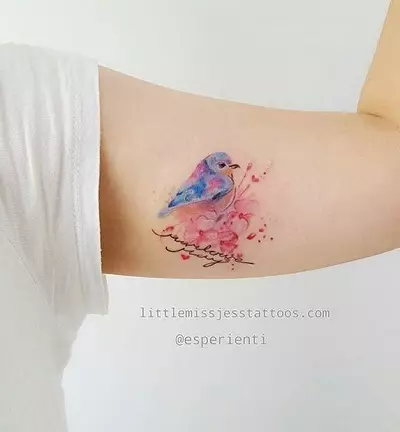 Tattoo ar putniem (76 fotogrāfijas): vērtība un skices. Tetovējumi uz kakla un meiteņu klaviera, uz krūtīm un uz pleciem, uz muguras un kājas, uz lāpstas un uz citām ķermeņa daļām 13741_47
