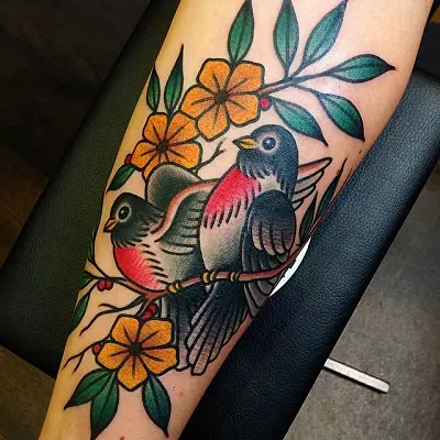 Tattoo ერთად ფრინველები (76 ფოტო): ღირებულება და ესკიზები. Tattoos კისრის და clavicle გოგონების, მკერდზე და shoulders, უკან და ფეხი, შოველ და სხვა ნაწილების სხეულის 13741_48
