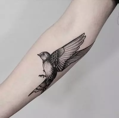 Tetovanie s vtákmi (76 fotografií): Hodnota a náčrtky. Tetovanie na krku a na kosti dievčat, na hrudi a na pleciach, na zadnej strane a nohe, na lopate a na iných častiach tela 13741_49