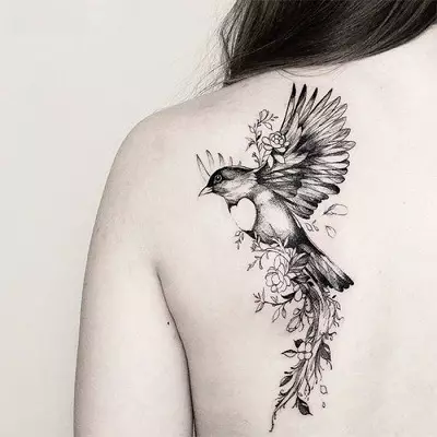 پرندوں کے ساتھ ٹیٹو (76 فوٹو): قیمت اور خاکہ. گردن پر ٹیٹو اور لڑکیوں کے چوٹیوں پر، سینے اور کندھوں پر، پیچھے اور ٹانگ پر، بیلول اور جسم کے دیگر حصوں پر 13741_5