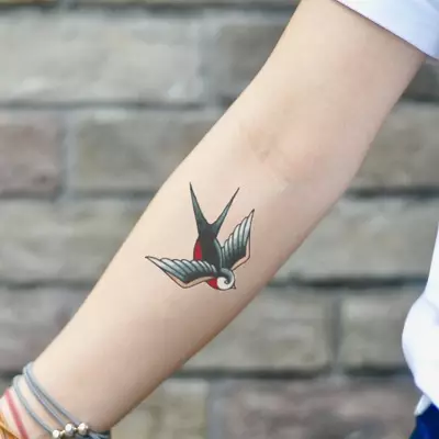 Tetovanie s vtákmi (76 fotografií): Hodnota a náčrtky. Tetovanie na krku a na kosti dievčat, na hrudi a na pleciach, na zadnej strane a nohe, na lopate a na iných častiach tela 13741_51