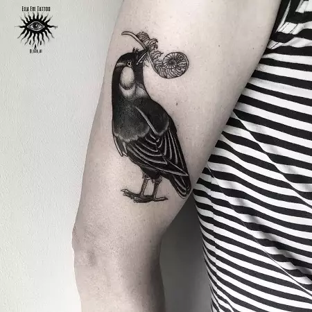 Tattoo me zogjtë (76 foto): Vlera dhe skica. Tatuazhe në qafë dhe në klavikulën e vajzave, në gjoks dhe mbi supet, në pjesën e prapme dhe këmbën, në lopatë dhe në pjesë të tjera të trupit 13741_54