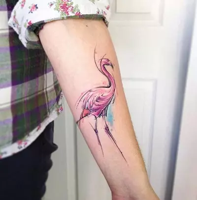 Tatuaje con pájaros (76 fotos): Valor y bocetos. Tatuajes en el cuello y en la clavícula de las niñas, en el pecho y sobre los hombros, en la parte posterior y la pierna, en la pala y en otras partes del cuerpo. 13741_57