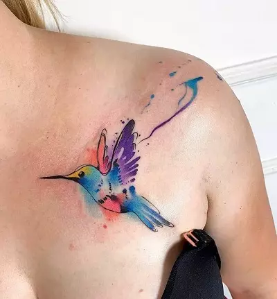 Tattoo met vogels (76 foto's): waarde en schetsen. Tatoeages op de nek en op het sleutelbeen van meisjes, op de borst en op de schouders, aan de achterkant en het been, op de schop en op andere delen van het lichaam 13741_59