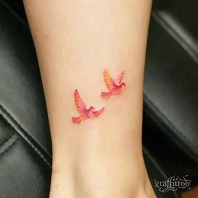 Tattoo ar putniem (76 fotogrāfijas): vērtība un skices. Tetovējumi uz kakla un meiteņu klaviera, uz krūtīm un uz pleciem, uz muguras un kājas, uz lāpstas un uz citām ķermeņa daļām 13741_6