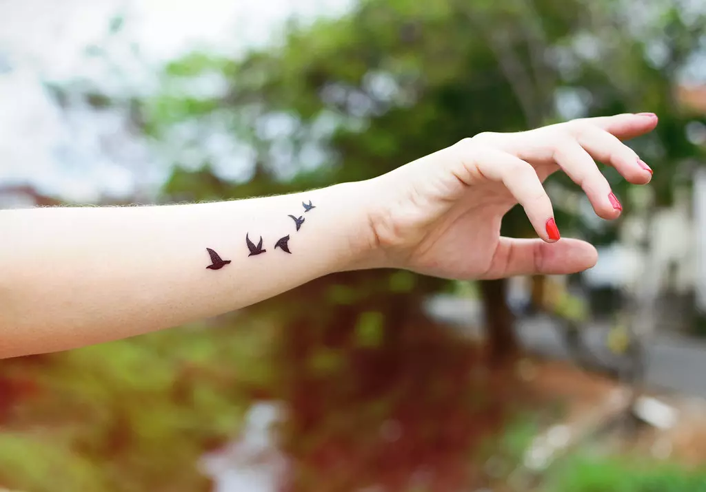 Tattoo me zogjtë (76 foto): Vlera dhe skica. Tatuazhe në qafë dhe në klavikulën e vajzave, në gjoks dhe mbi supet, në pjesën e prapme dhe këmbën, në lopatë dhe në pjesë të tjera të trupit 13741_62