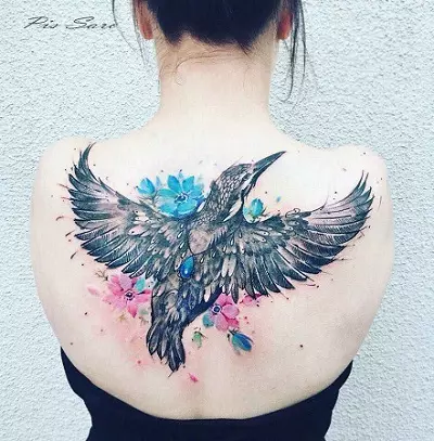 Тетоважа со птици (76 фотографии): вредност и скици. Тетоважи на вратот и на клавикулата на девојчињата, на градите и на рамениците, на задната страна и ногата, на лопата и на други делови на телото 13741_66