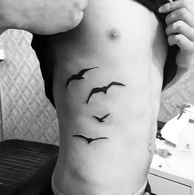 Tattoo me zogjtë (76 foto): Vlera dhe skica. Tatuazhe në qafë dhe në klavikulën e vajzave, në gjoks dhe mbi supet, në pjesën e prapme dhe këmbën, në lopatë dhe në pjesë të tjera të trupit 13741_67