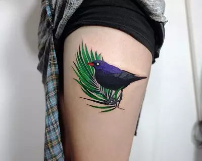Tattoo me zogjtë (76 foto): Vlera dhe skica. Tatuazhe në qafë dhe në klavikulën e vajzave, në gjoks dhe mbi supet, në pjesën e prapme dhe këmbën, në lopatë dhe në pjesë të tjera të trupit 13741_7