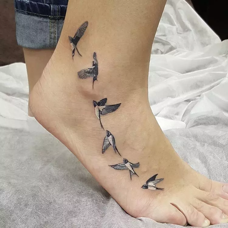 Tattoo med fugler (76 bilder): verdi og skisser. Tatoveringer på nakken og på klage av jenter, på brystet og på skuldrene, på baksiden og benet, på skovlen og på andre deler av kroppen 13741_70