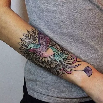 Tattoo me zogjtë (76 foto): Vlera dhe skica. Tatuazhe në qafë dhe në klavikulën e vajzave, në gjoks dhe mbi supet, në pjesën e prapme dhe këmbën, në lopatë dhe në pjesë të tjera të trupit 13741_75