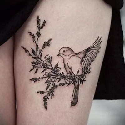 Tattoo ar putniem (76 fotogrāfijas): vērtība un skices. Tetovējumi uz kakla un meiteņu klaviera, uz krūtīm un uz pleciem, uz muguras un kājas, uz lāpstas un uz citām ķermeņa daļām 13741_76