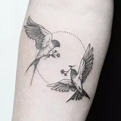 Tetovaža sa pticama (76 fotografija): Vrijednost i skice. Tetovaže na vratu i na ključne kosti djevojčica, na grudima i na ramenima, na leđima i nogu, na lopatu i na drugim dijelovima tijela 13741_9