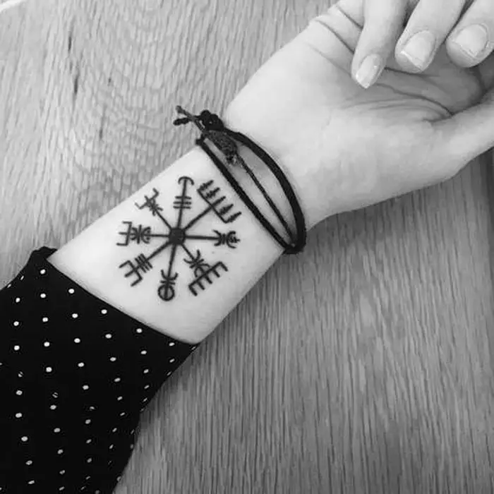 マジックタトゥー：神秘主義とその意味でタトゥーのスケッチ。女性の手の中の神秘的なシンボルやその他のオプション 13752_3