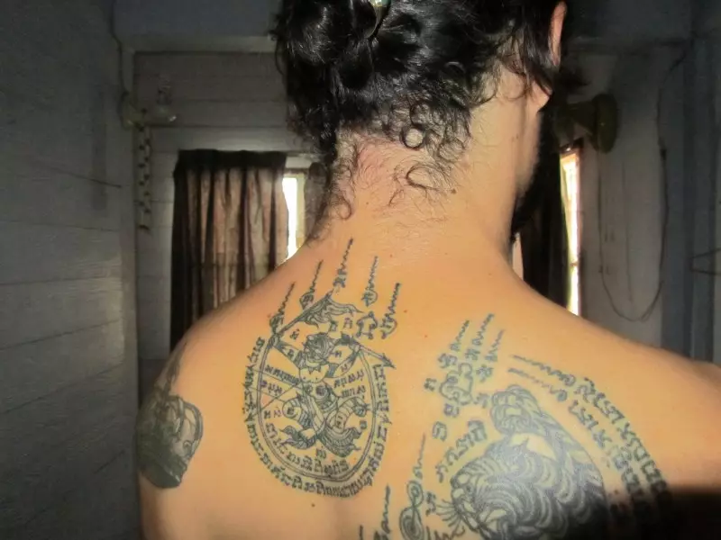 Tatuaje magikoak: mistizismoaren inguruko tatuajeen zirriborroak eta haien esanahia. Ikur mistikoak emakumeen eta beste aukera batzuen esku 13752_6