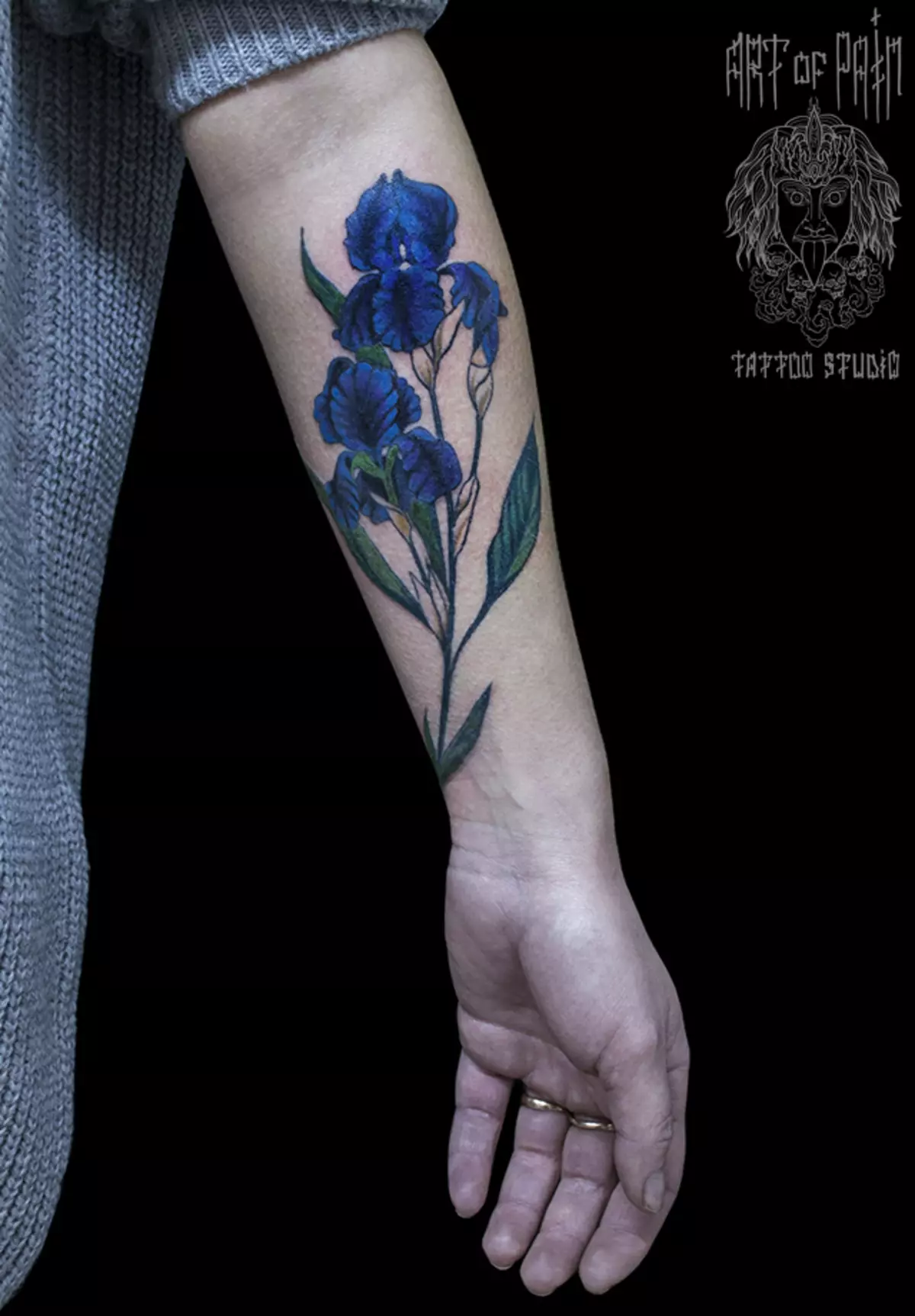 Тату синие цветы на руке