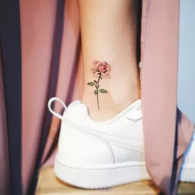 Lieux de tatouage: incitaités places chez les filles pour les tatouages, les meilleurs endroits du corps (à portée de main, sur la jambe) pour les inscriptions et les dessins 13760_27