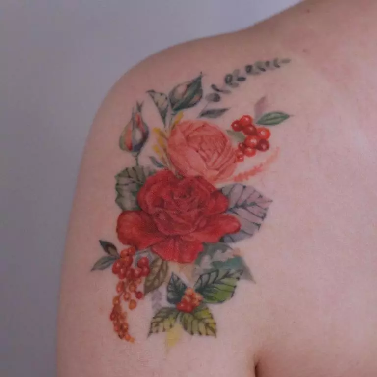 Tattoo rose for jenter (51 bilder): verdi, tatovering på hånd og ben, på håndledd og lår, skisser. Tatovering på børstene, skulderen og andre deler av kroppen 13761_10