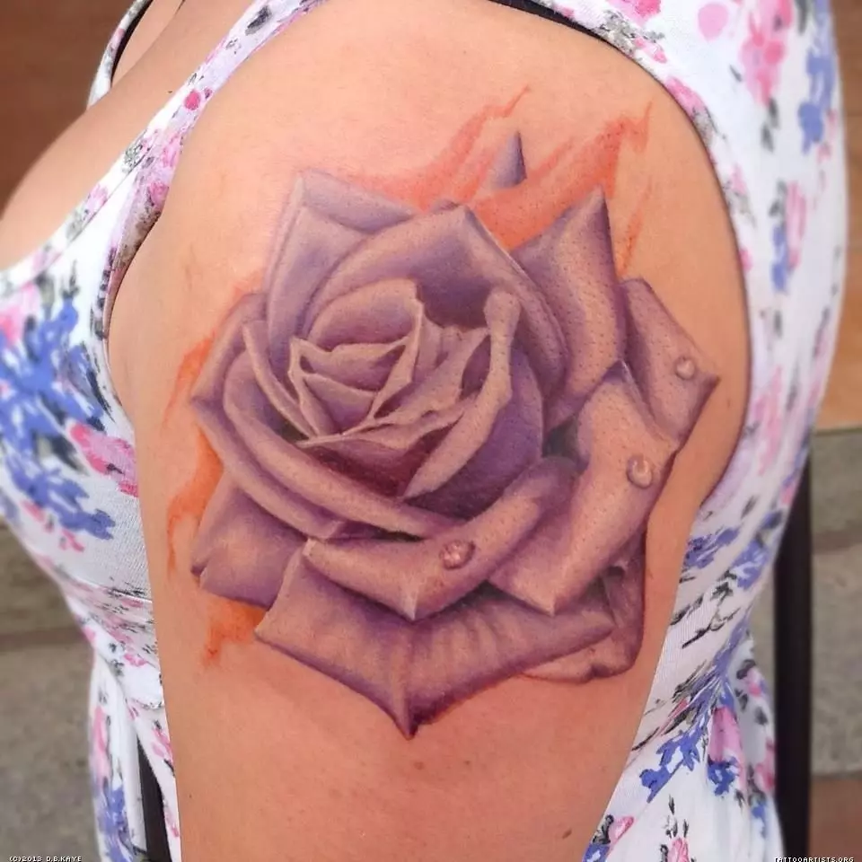 Tattoo Rose za djevojčice (51 fotografije): Vrijednost, tetovaža na ruku i nogu, na zapešću i bedru, skice. Tetovaža na četkima, ramenima i drugim dijelovima tijela 13761_11