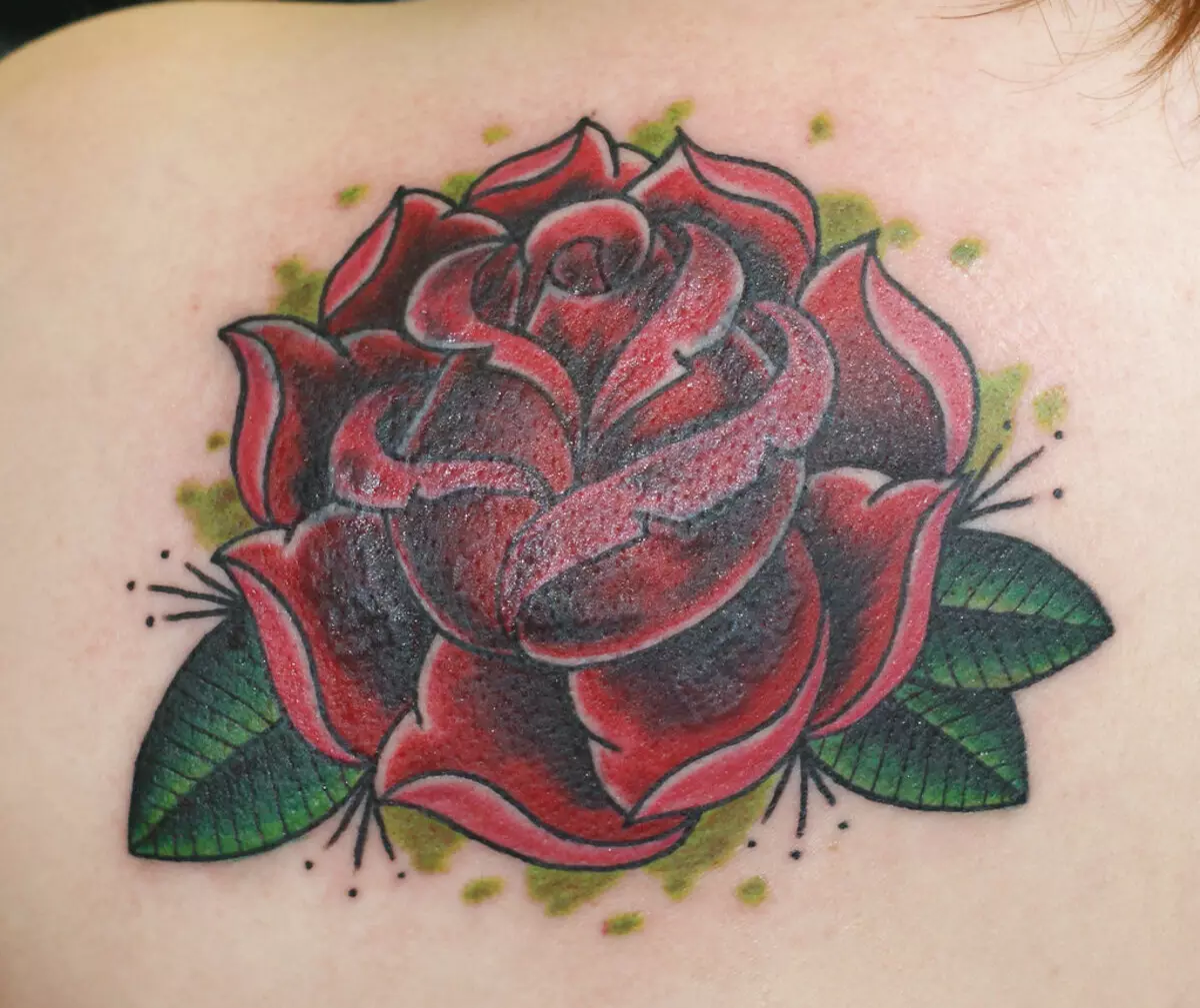 Tattoo Rose za djevojčice (51 slike): vrijednost, tetovažu na ruku i nogu, na zglob i bedra, skice. Tetovažu na četke, ramena i drugim dijelovima tijela 13761_12