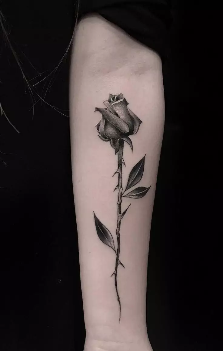 Tattoo Rose za djevojčice (51 fotografije): Vrijednost, tetovaža na ruku i nogu, na zapešću i bedru, skice. Tetovaža na četkima, ramenima i drugim dijelovima tijela 13761_13