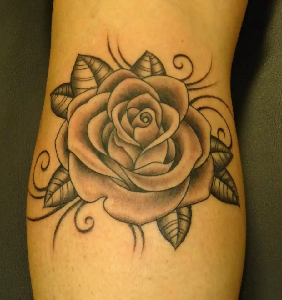Tattoo Rose za djevojčice (51 fotografije): Vrijednost, tetovaža na ruku i nogu, na zapešću i bedru, skice. Tetovaža na četkima, ramenima i drugim dijelovima tijela 13761_15