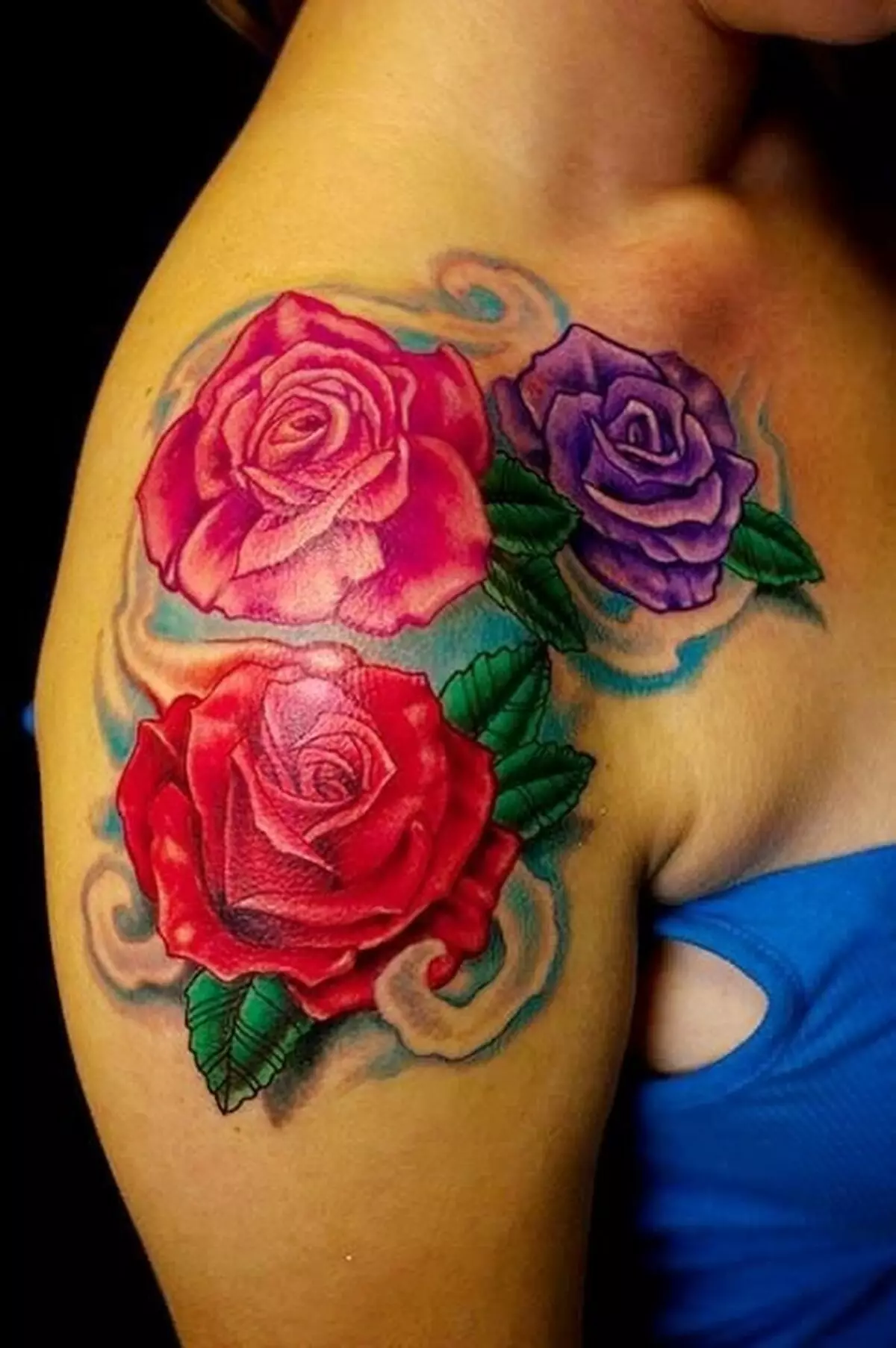 Tattoo rose for jenter (51 bilder): verdi, tatovering på hånd og ben, på håndledd og lår, skisser. Tatovering på børstene, skulderen og andre deler av kroppen 13761_16