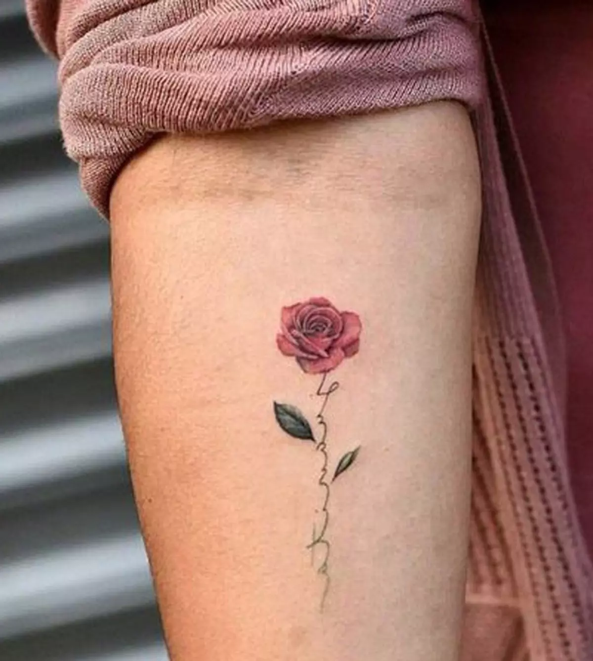 Tattoo Rose za djevojčice (51 slike): vrijednost, tetovažu na ruku i nogu, na zglob i bedra, skice. Tetovažu na četke, ramena i drugim dijelovima tijela 13761_17